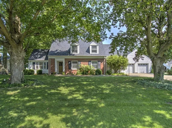 222 E North St, Warrensburg, IL 62573