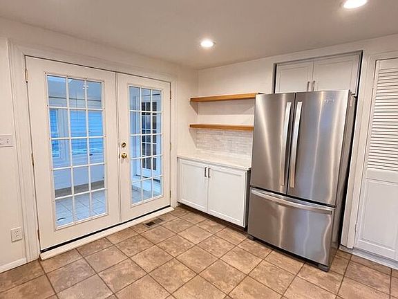 5th image of 2828 Gardner Ave