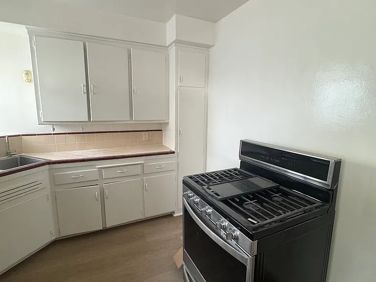 4730 Franklin Ave #7 — Photo 5