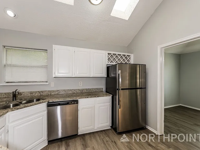 404 Derby Ln — Photo 7
