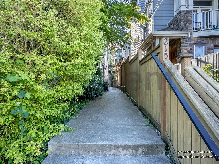 215 24th Ave E #D — Photo 5