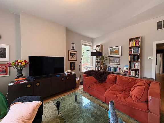 5th image of 1901 W Larchmont Ave #1