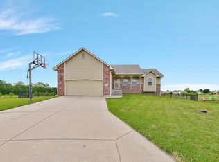 913 Sandalwood Cir, Augusta, KS 67010