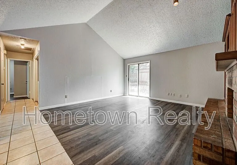 1713 Hillcrest Dr — Photo 5
