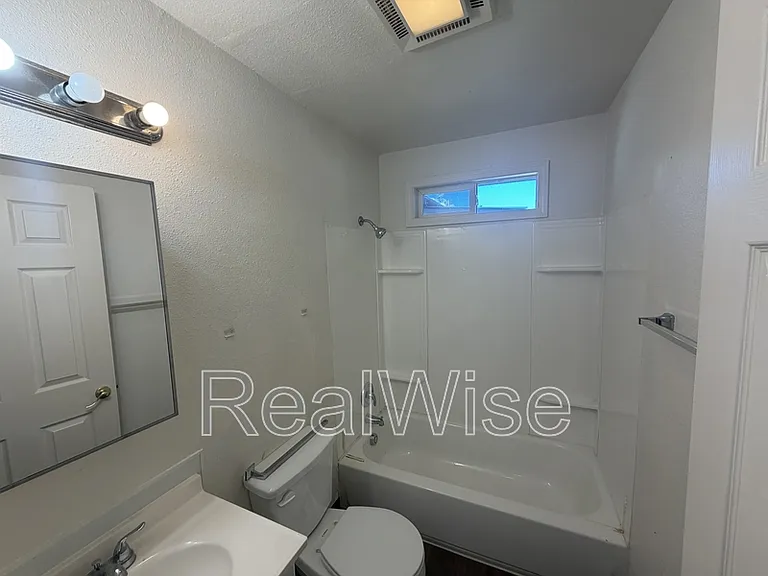 716 SE 9th St — Photo 16