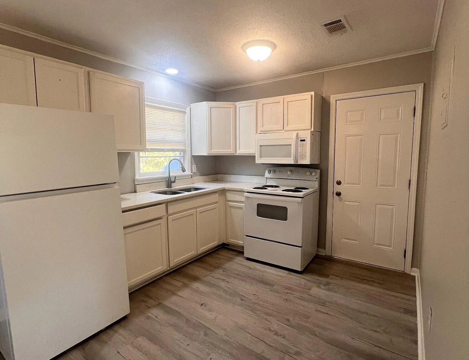 2 bed, 1.0 bath, 946 sqft, $1,200 — Photo 4