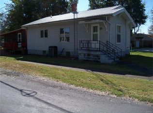 324 E Oak St, Gillespie, IL 62033