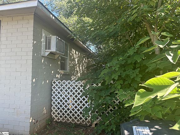 2nd image of 11 Yellowstone Dr