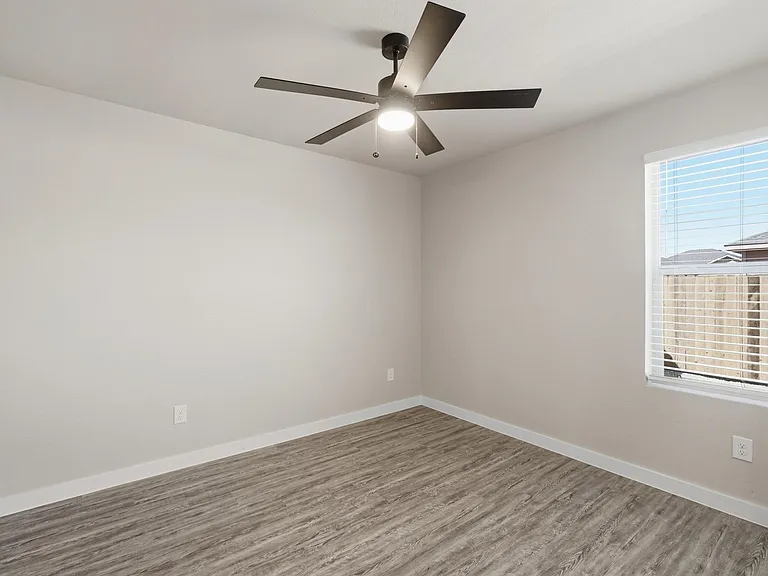 2838 Glennster St — Photo 15