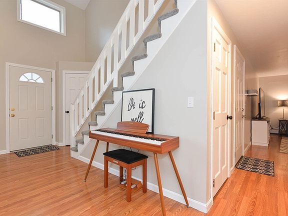 5th image of 12 Woodside Dr