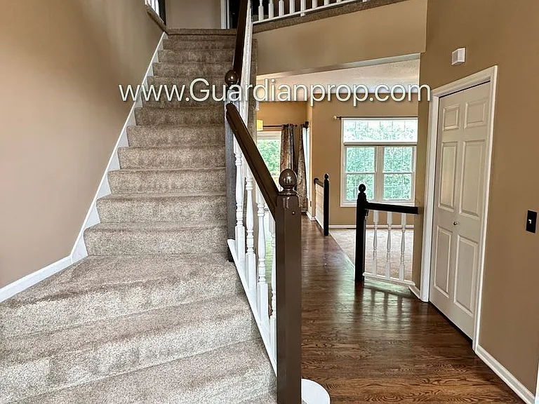 4046 Albany Cir — Photo 2
