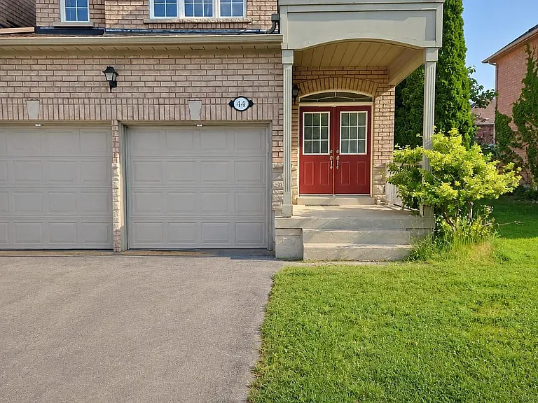 44 Starr Cres — Photo 1