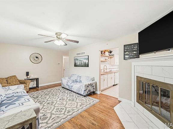 3rd image of 14 Hill Pl