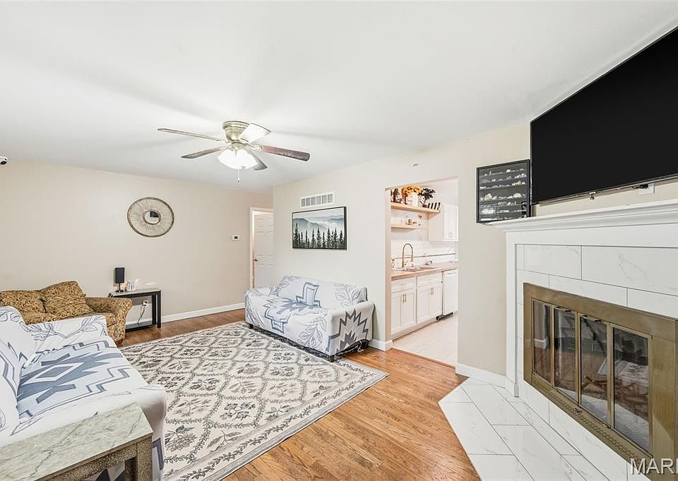 m*t様 house on the hill tile parent pant 14 Hill Pl, Wentzville, MO