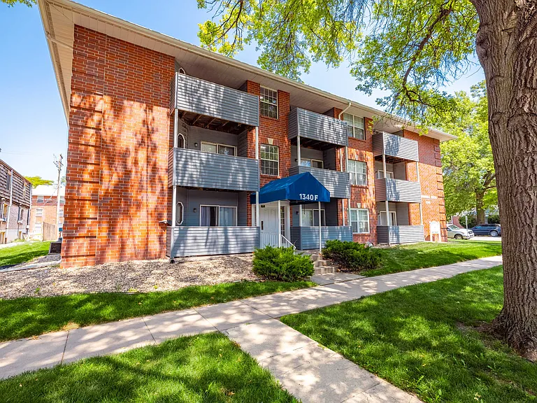 Cambridge Apartments — Photo 4