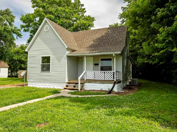 909 W Cherry St, Herrin, IL 62948