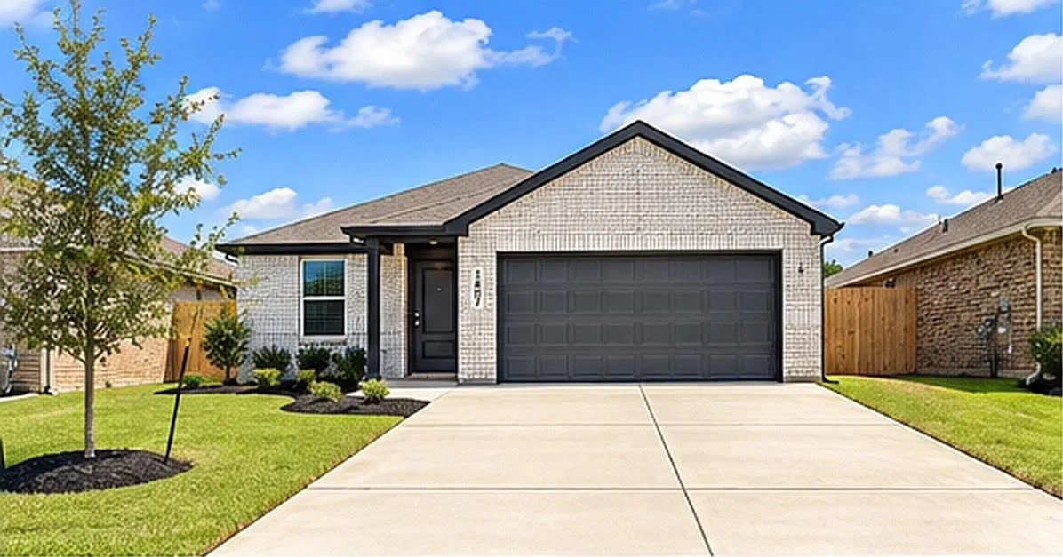4 bed, $2,800 — Photo 1