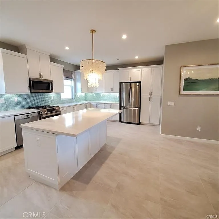 4 bed, 3.5 bath, 2002 sqft, $5,500 — Photo 2