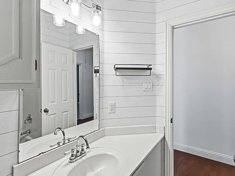 5918 Lafayette Dr — Photo 3