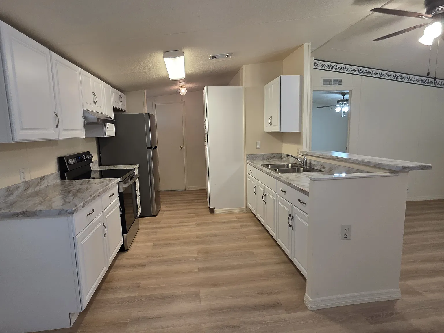 3 bed, 1152 sqft, $1,945 — Photo 2