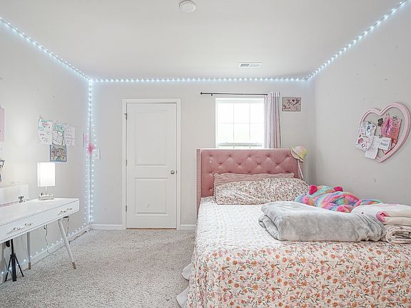 5th image of 32 Westmont Dr Room 4