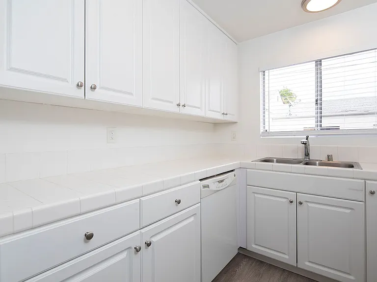 1820 Grand Avenue — Photo 3