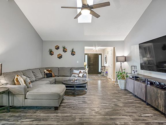 5th image of 23 Sierra Dr