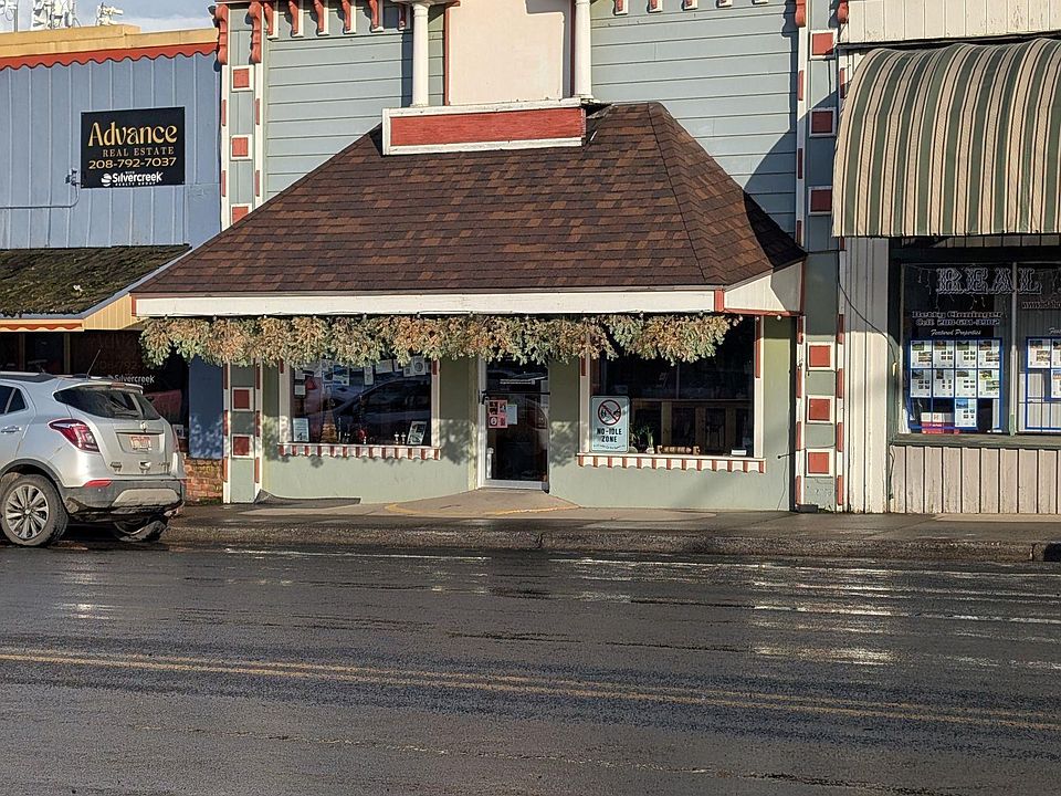 1st image of 413 Main St