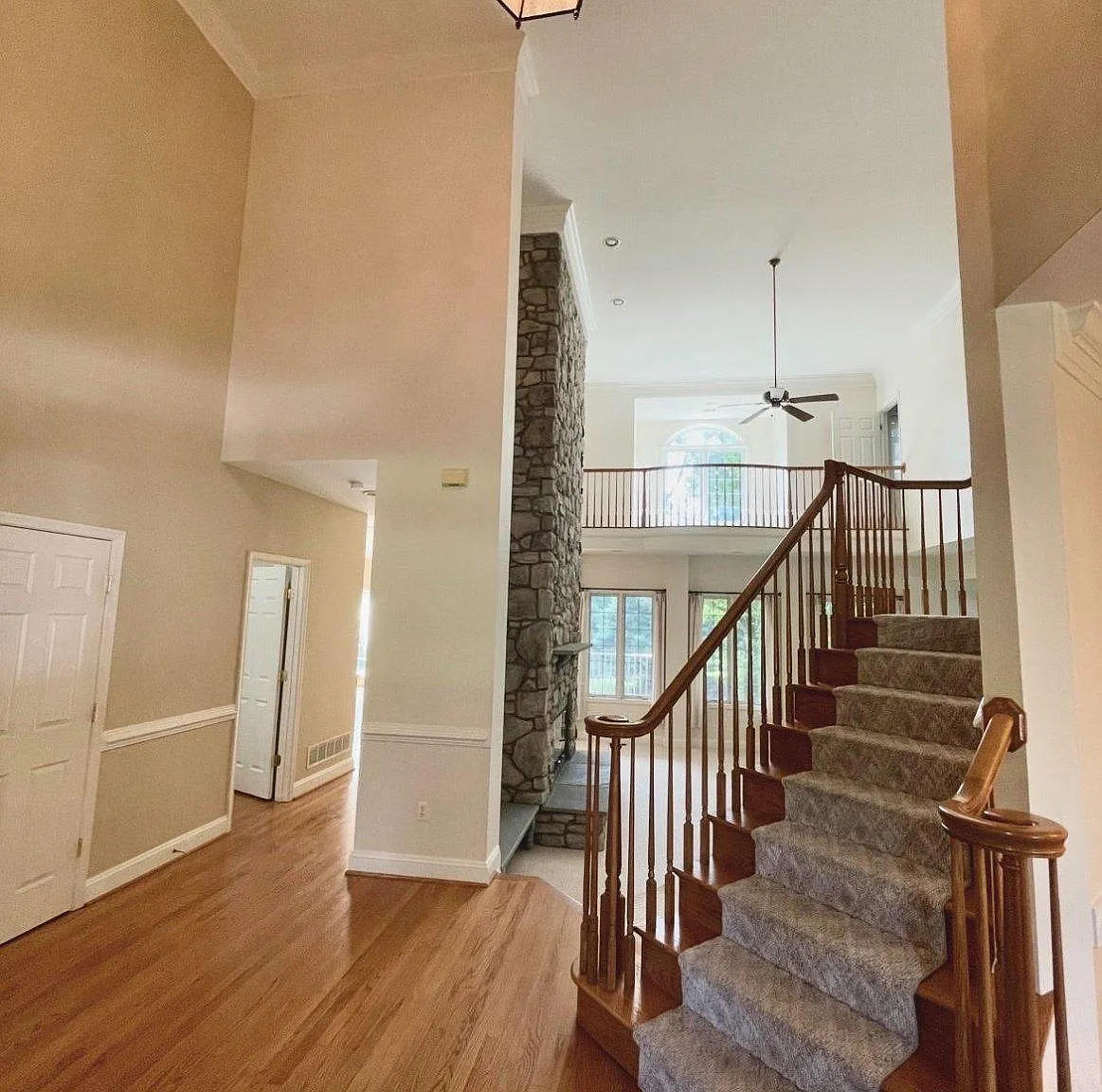 5 bed, 5.0 bath, 4090 sqft, $5,700 — Photo 2