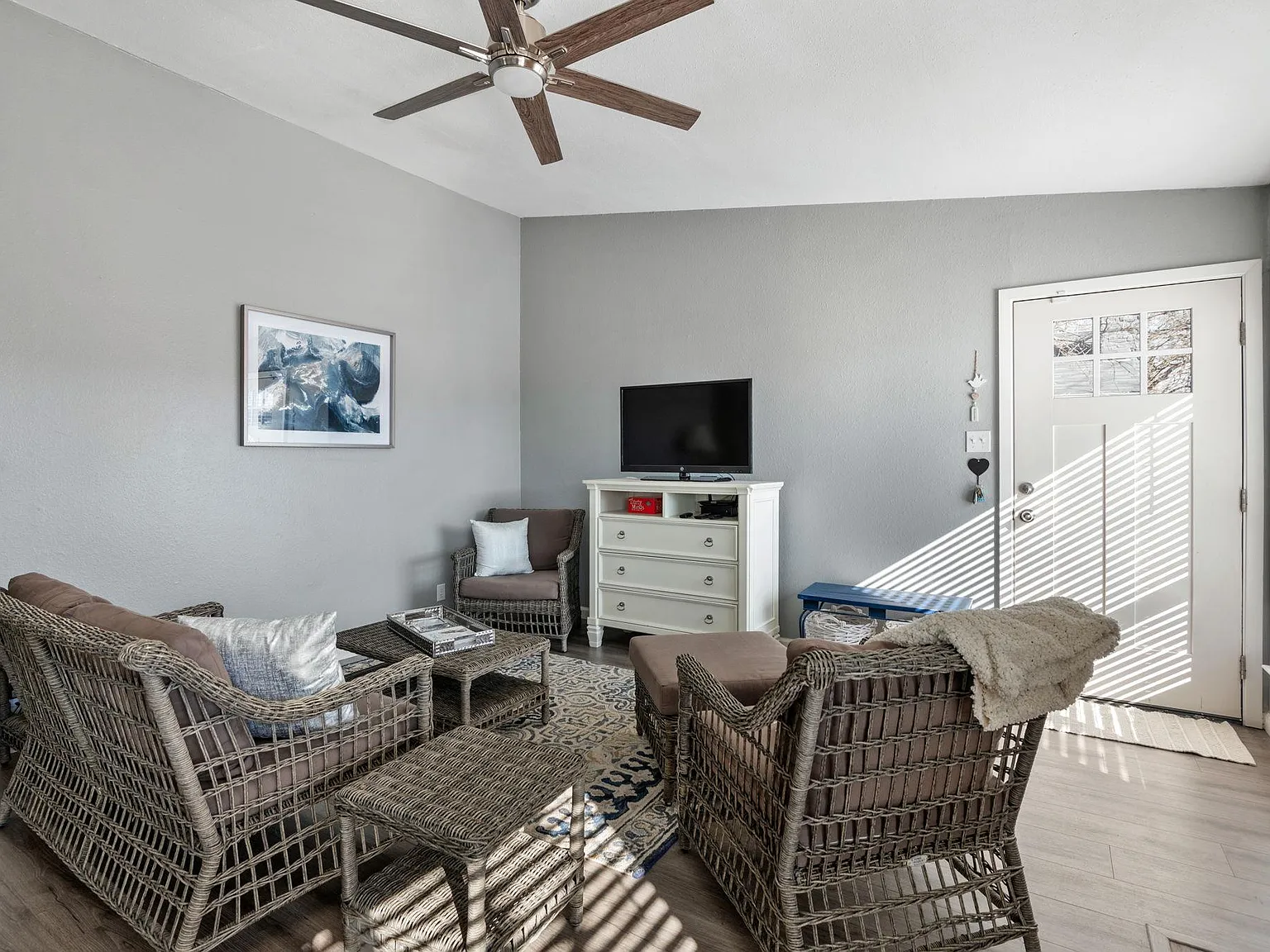 3 bed, 2.0 bath, 1044 sqft, $1,700 — Photo 3