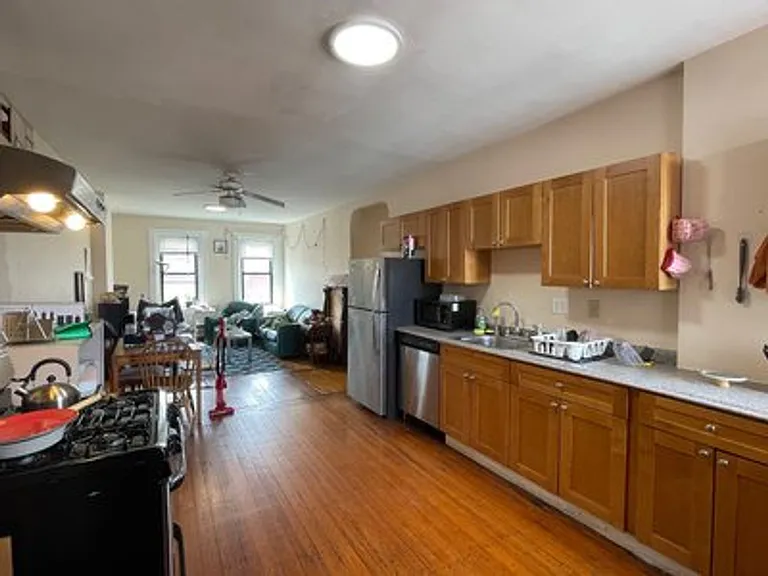 28 Quint Ave #21 — Photo 2