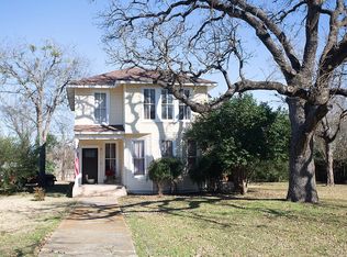 402 E 13th St, Cameron, TX 76520