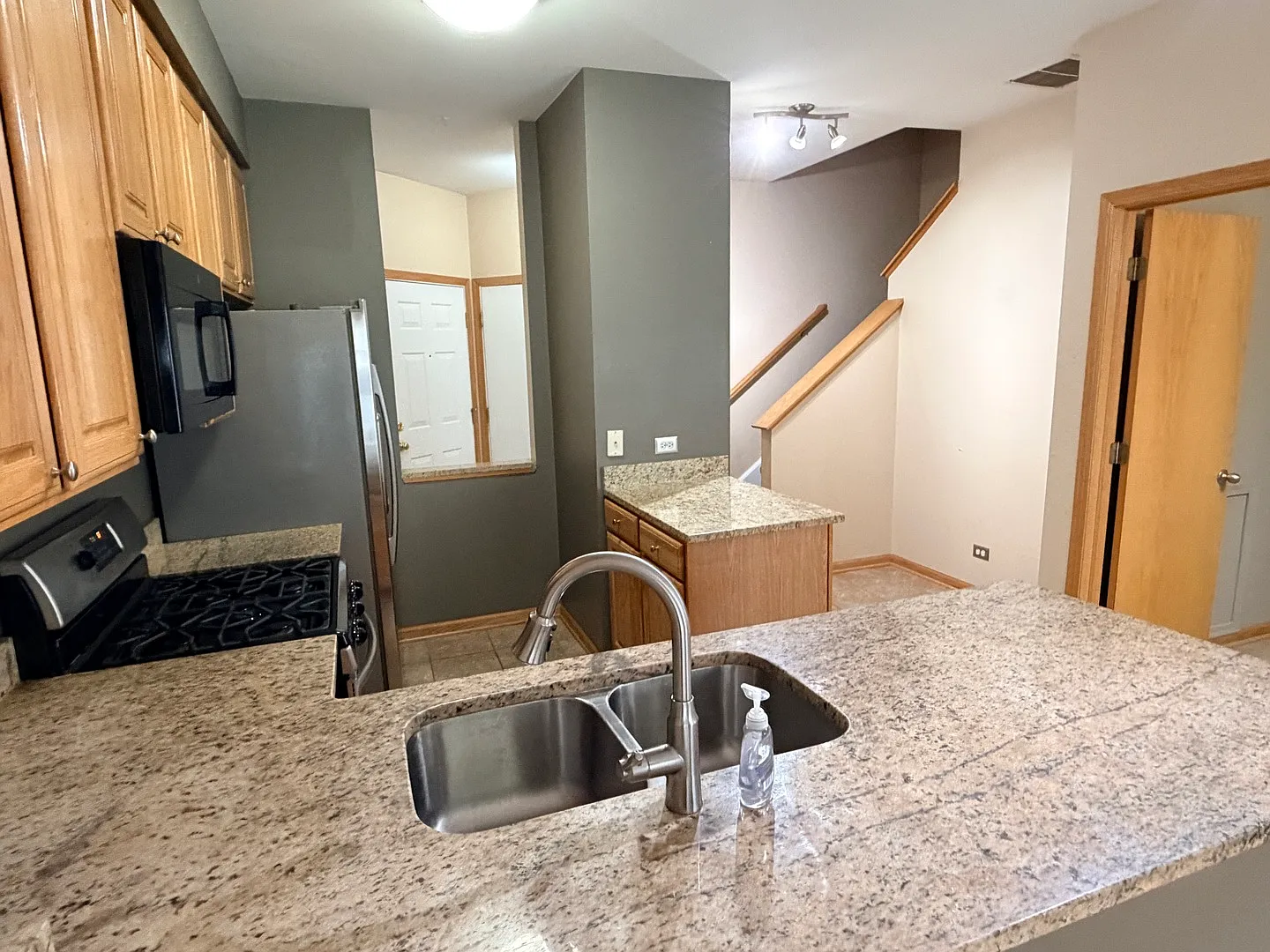 2 bed, 1.5 bath, 1032 sqft, $1,995 — Photo 4