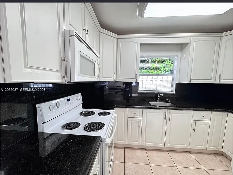 1801 NE 25th Ave #2 — Photo 2