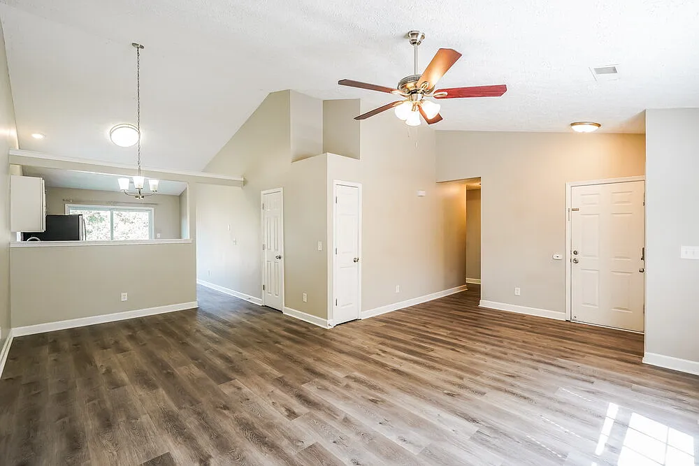 3 bed, 2.0 bath, 1301 sqft, $2,280 — Photo 3