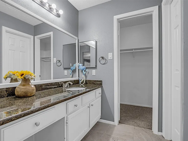 13915 Old Village Ln — Photo 16