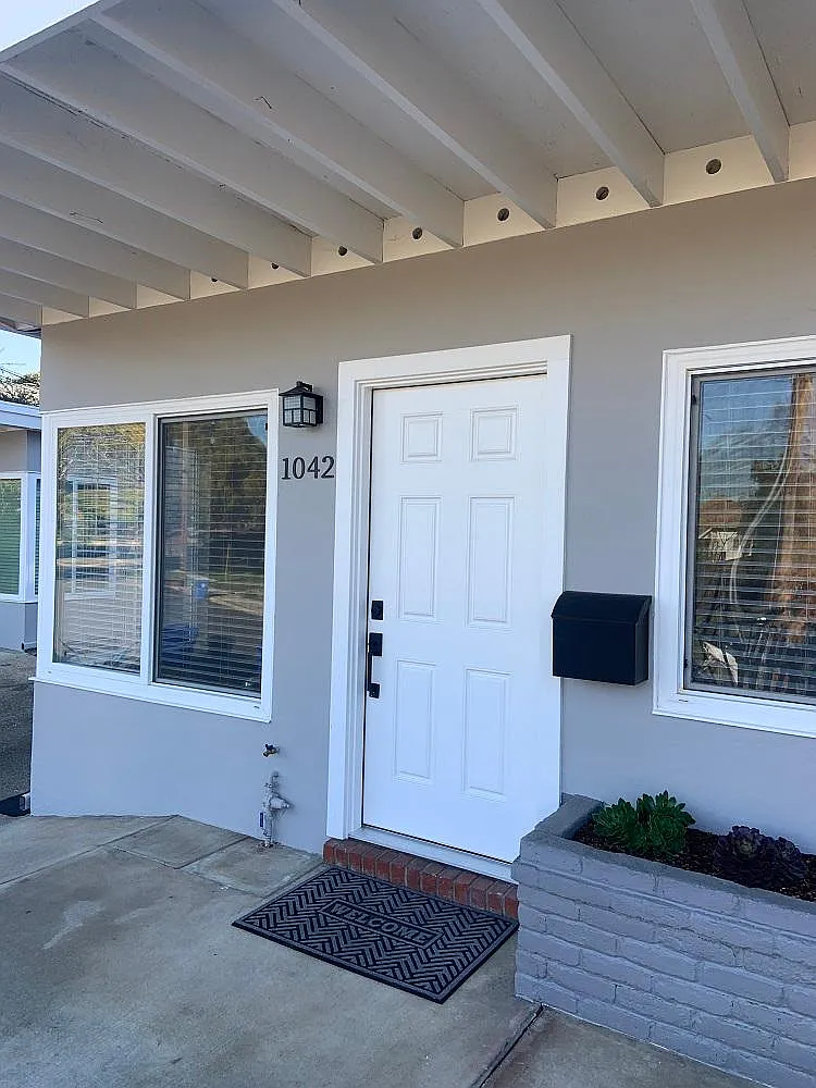 1042 Evans Ave — Photo 3