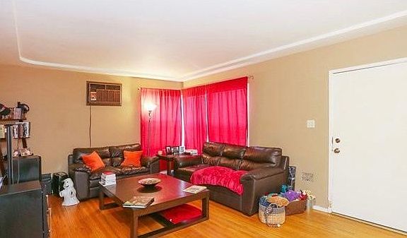 3rd image of 6208 Gentry Ave