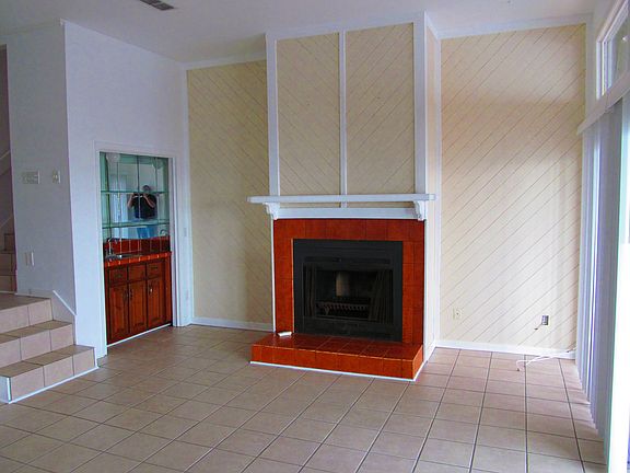 LR WITH FP AND WET BAR