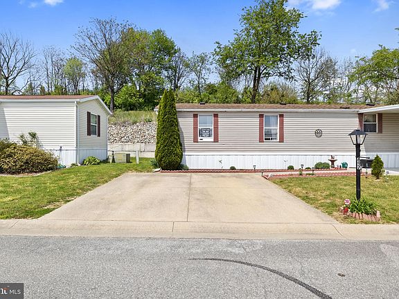 3rd image of 697 Lilac Dr