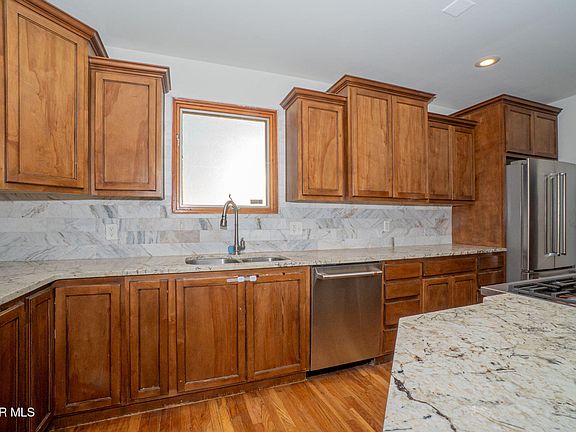 5th image of 727 McKelligon Dr