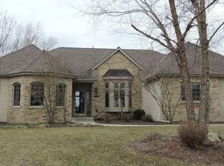 980 Grandview Ct, Oconomowoc, WI 53066