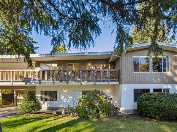 13645 Blackburn Ave, White Rock, BC V4B 2Y9