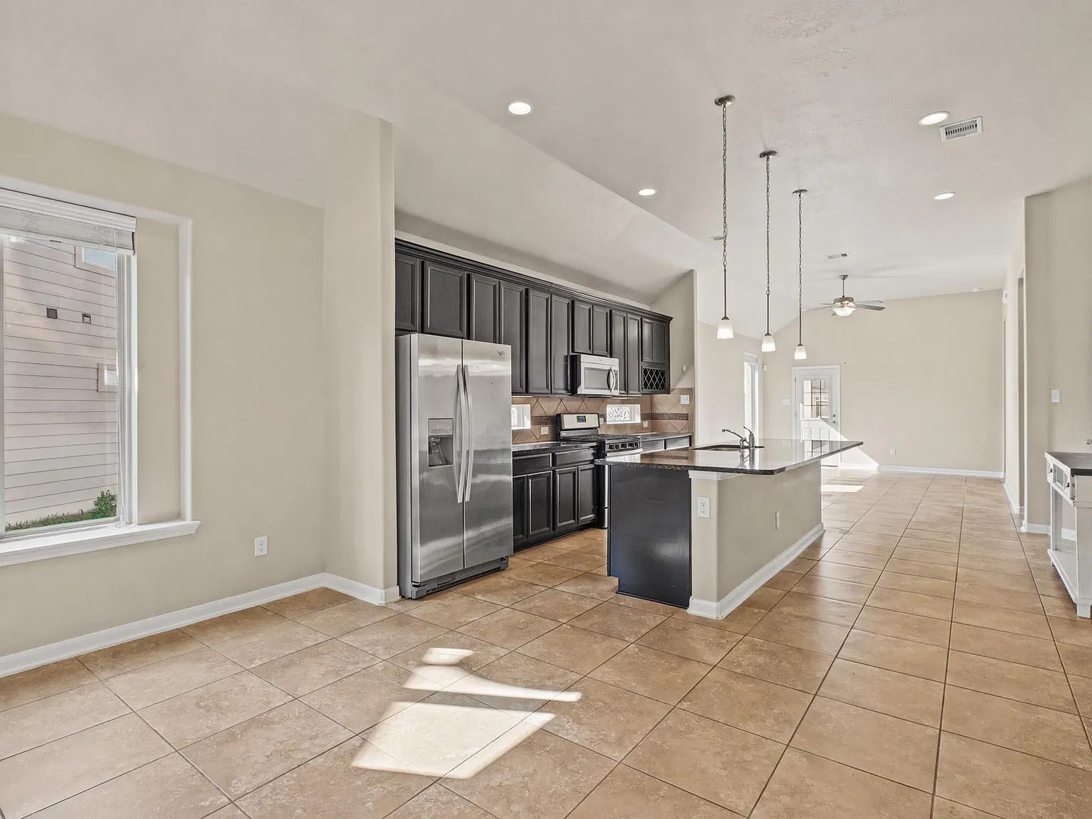 3 bed, 2.0 bath, 1822 sqft, $2,100 — Photo 4