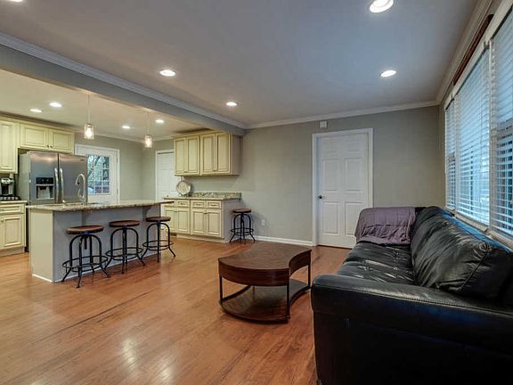 4th image of 2851 Emery Dr