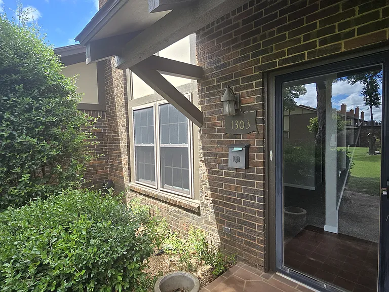 1303 Canterbury Blvd — Photo 2