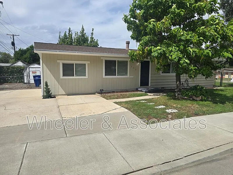 4 bed, 1.0 bath, 1200 sqft, $1,895 — Photo 1