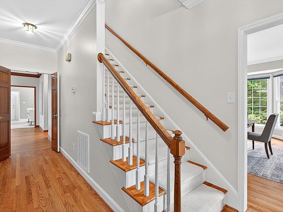 4th image of 10 Altmont Ct
