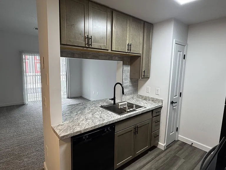 Hilltop Apartments — Photo 22