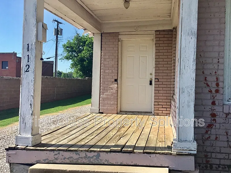 2 bed, 1.0 bath, 780 sqft, $900 — Photo 2